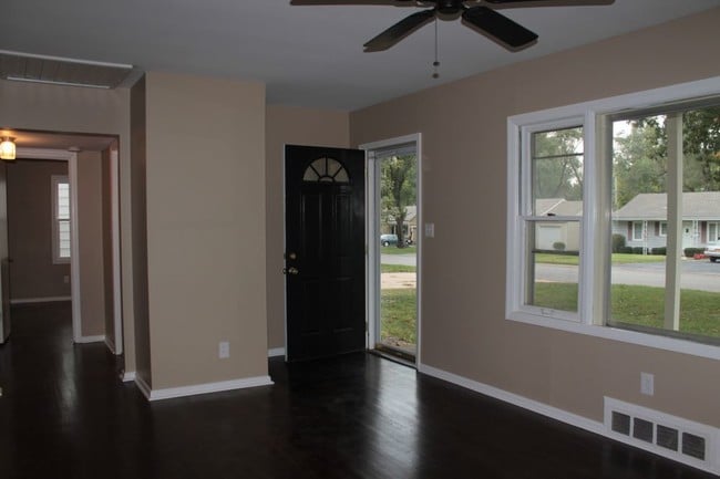 Building Photo - Great Updates and Location with a Fenced Yard