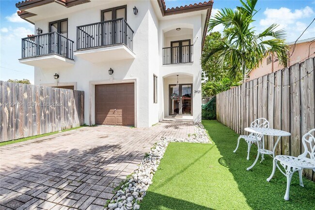 Foto del edificio - 3421 SW 13th Terrace