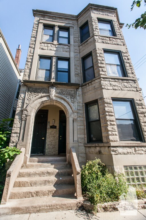 Building Photo - 1018 W Roscoe St