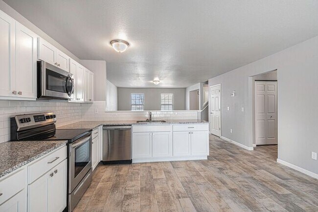 Building Photo - 204 Primrose Ln