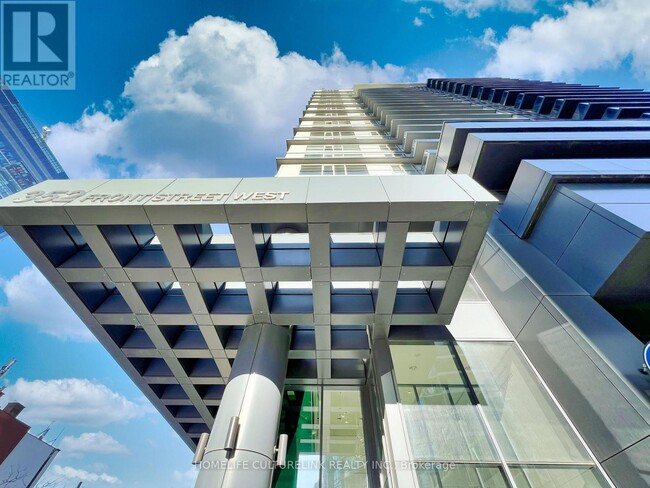 Photo du bâtiment - 352 Front St W