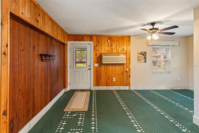 Foto del edificio - 5709 Lake Le Clare Rd