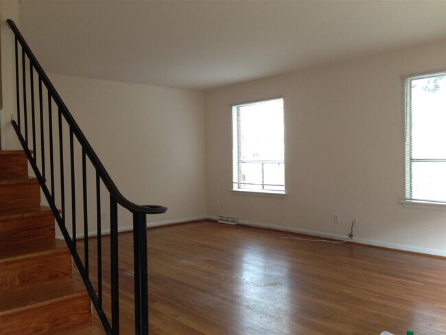 Building Photo - 2420 Arlington Blvd