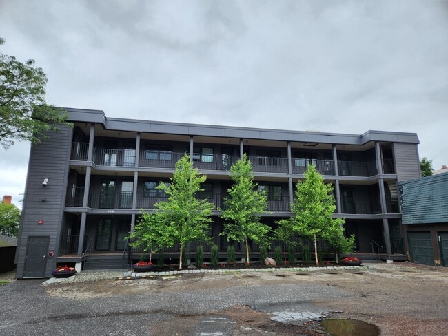 Building Photo - 328 College St