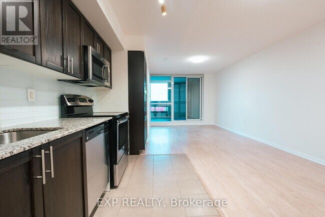 Photo du bâtiment - 830-830 Lawrence Ave W