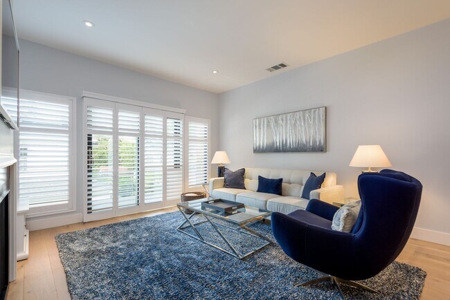 Building Photo - Furnished Top Floor Unit with AC located D...