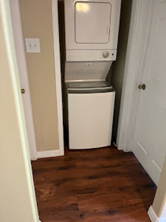 Building Photo - READY FOR MOVE IN...  2 bedroom 1.5 bath t...