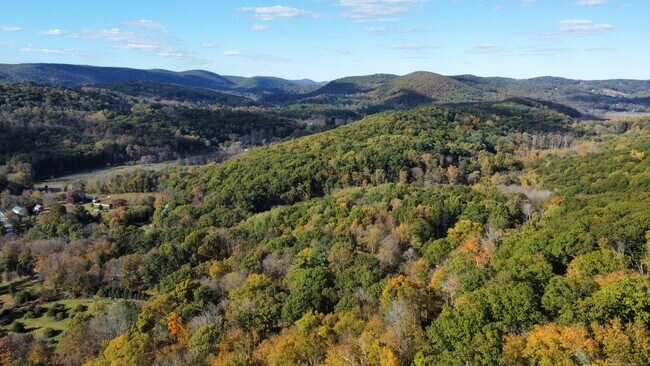 Foto del edificio - 570 Long Mountain Rd