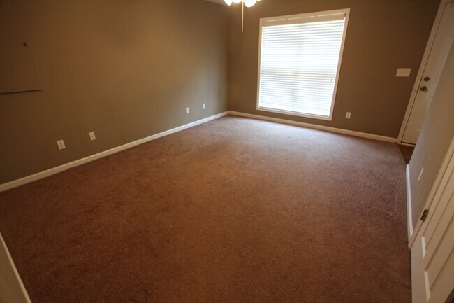 Foto del edificio - Conveniently Located Three Bedroom House Available this August!