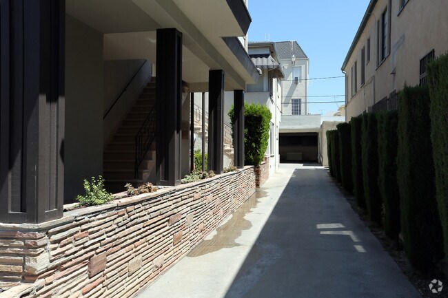 Building Photo - 618 Hauser Blvd