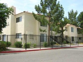 Building Photo - 9990 N Scottsdale Rd