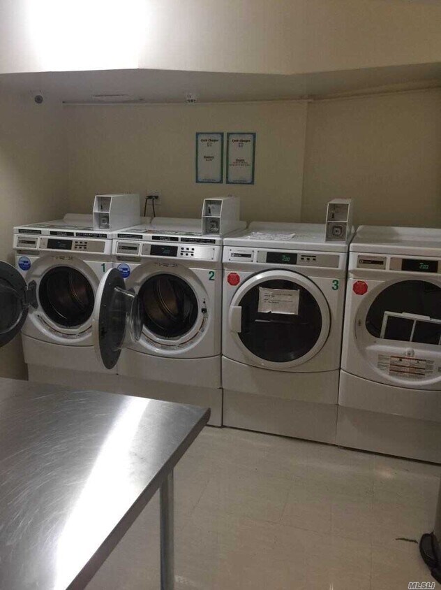 Foto del edificio - 42-27 213th St