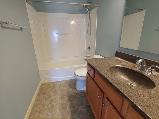 Building Photo - Comfortable 4 Bedroom Home