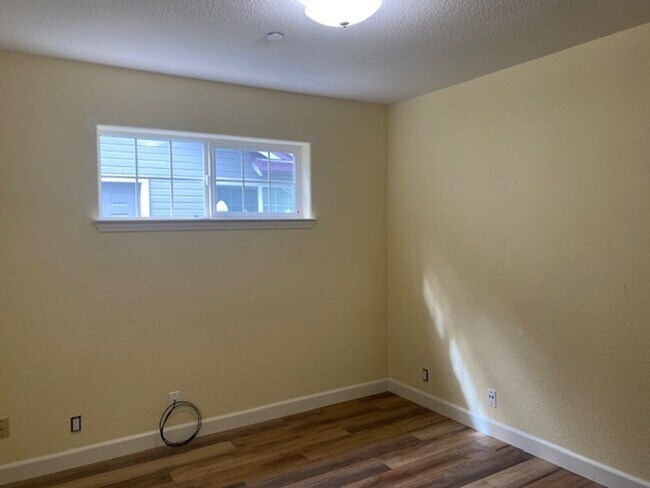 Building Photo - Well Maintained Home in Desirable Grass Va...