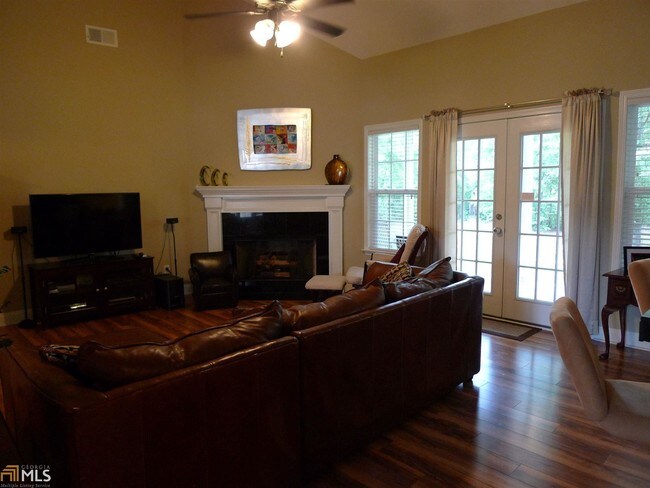Foto del edificio - 421 Myrtle Crossing Ln