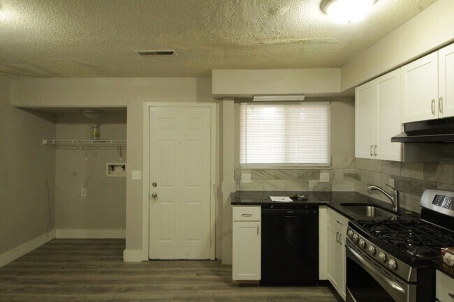 Foto del edificio - 218-222 Hinkle Avenue
