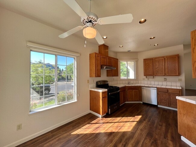 Foto del edificio - 3 Bedroom, 2 Bathroom Popular North Napa Rancho Las Flores Area