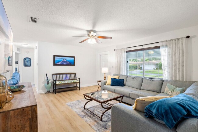 Foto del edificio - 6398 Woodland Blvd