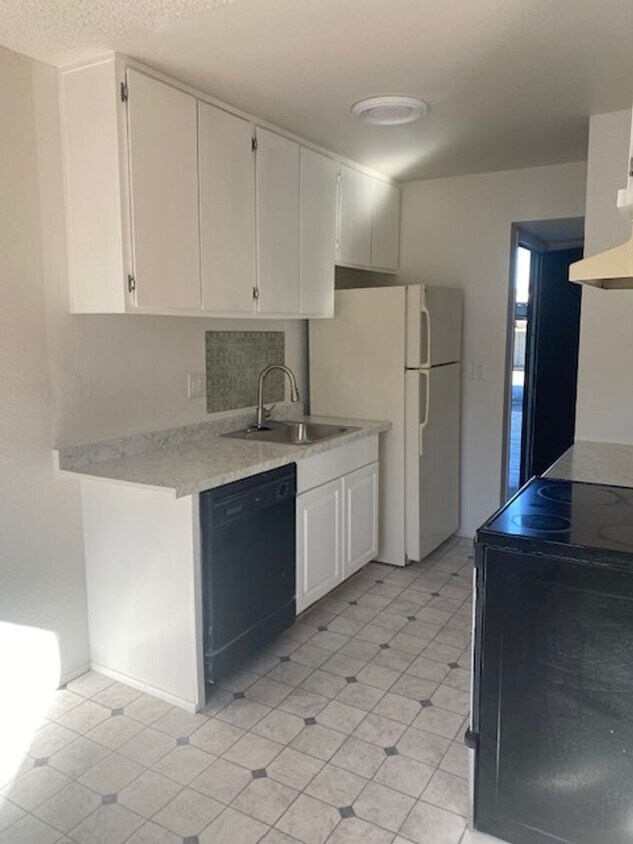 Foto principal - Cute 1 bdrm, 1 bath downstairs condo