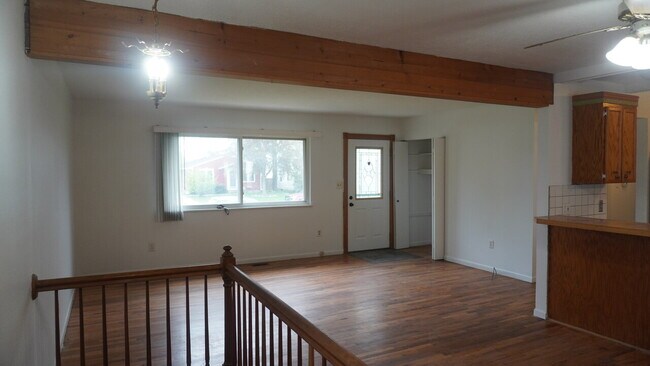 Building Photo - 463 Cloverdale NW