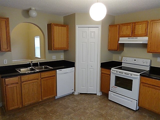 Foto del edificio - 6686 Gentle Oaks Dr E