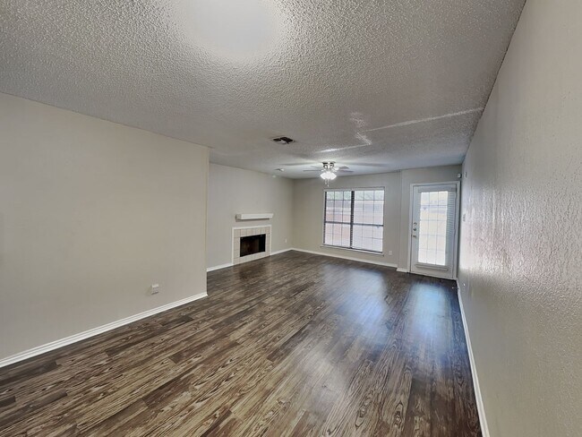 Foto del edificio - Stylish Candleridge Townhome with Private Patio, HOA Lawn Care & Appliances Included!