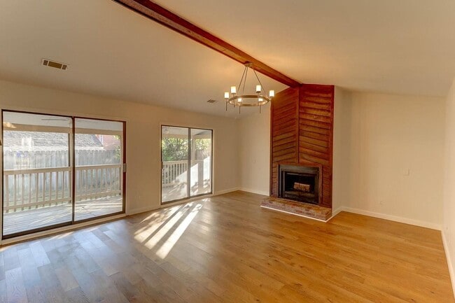 Building Photo - Beautiful 3 BR/2 BA home available in the ...