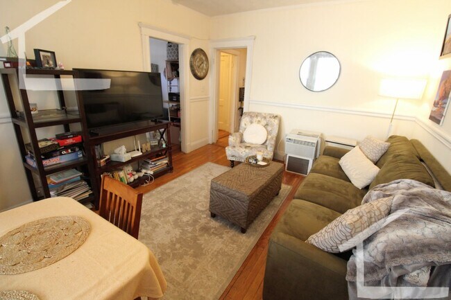 Building Photo - Amazing 2bed in Allston.... Don't miss out!