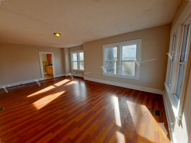 Foto del edificio - Charming 2 Bed, 1 Bath, Hardwood Floors, L...