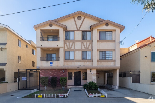 Building Photo - 11503 Menlo Ave.