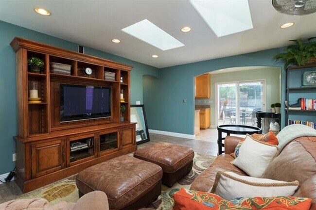 Foto del edificio - Lovely & Spacious Clairemont Home!  3BD/2BA w/ Pool & Hot Tub! Only - $5,495/mo