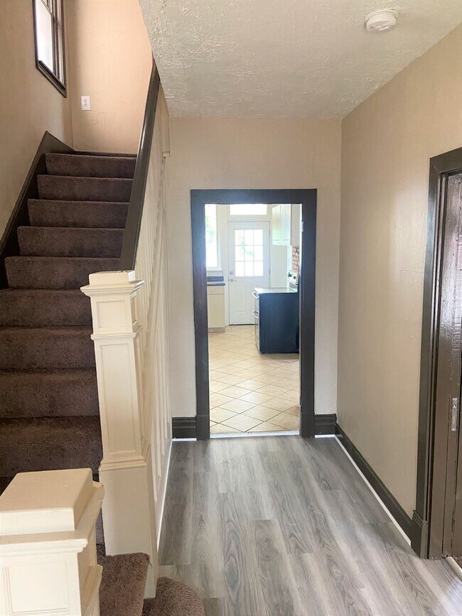 Building Photo - Beautiful Updated 4 Bedroom, 2 Bathroom Ho...