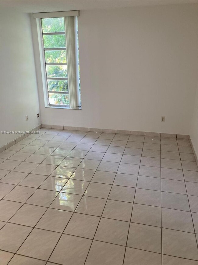 Building Photo - 210 Fontainebleau Blvd