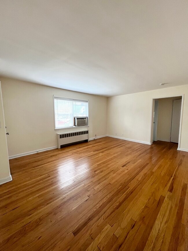 Vista de la sala de estar desde la entrada de la cocina. - 51 W Hudson Ave