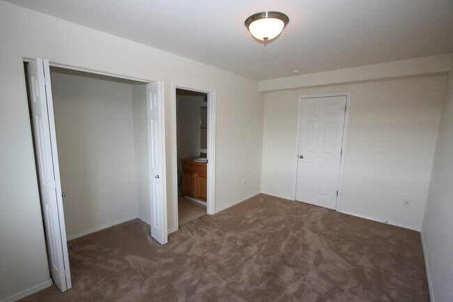 Foto del edificio - 4 Bedroom Wasilla Townhouse!