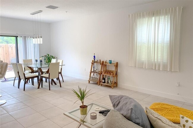 Foto del edificio - 10431 NW 82nd St