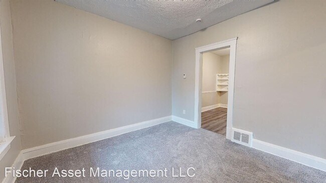 Foto del edificio - 2 br, 1 bath Apartment - 3205 Denison Ave....