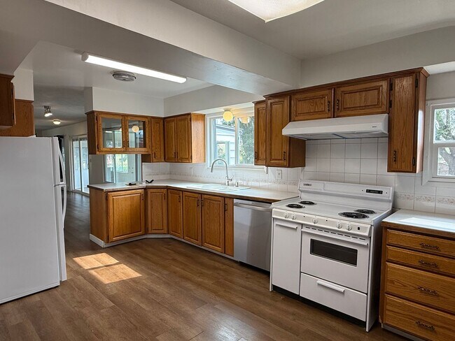 Foto del edificio - 2 Bedroom 1 Bath 1500 Sq/Ft home on Acreage in Medical Lake with 3 Car Garage & Out Building