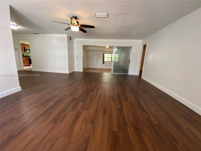 Building Photo - 8250 Southampton Dr