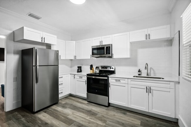 Photo - 806 E Chelsea St Apartment