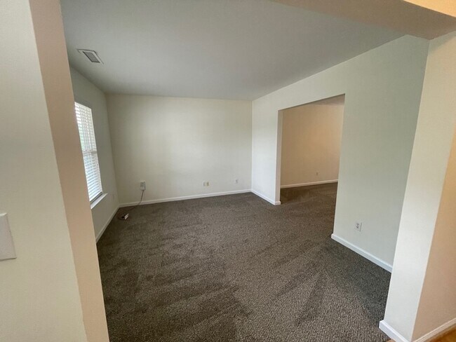 Foto del edificio - Classic 4-Bedroom Home in McKinley Mill