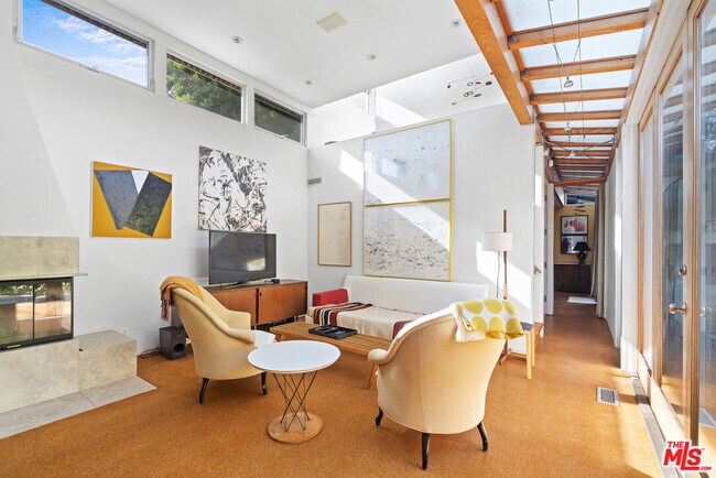 Foto del edificio - 648 Palms Blvd