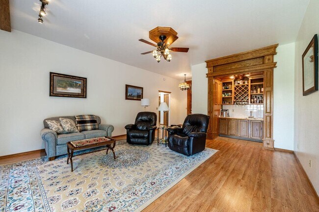 Building Photo - Beautiful 3 bed 2 bath home with garage for rent