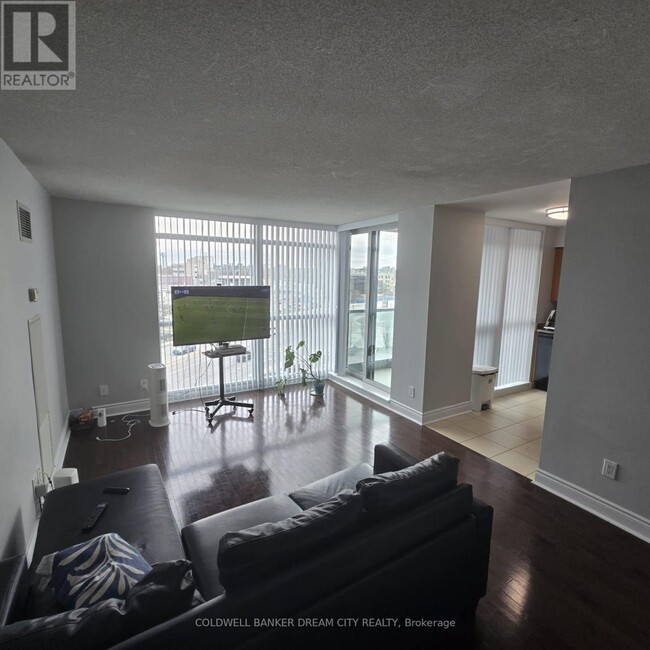 Photo du bâtiment - 235-235 Sherway Gardens Rd