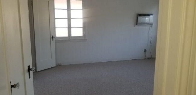 2 bedroom with 2 walk in closet - 1278 S Burnside Ave