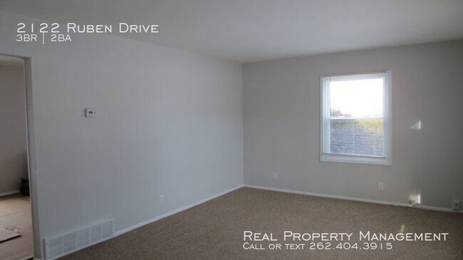 Building Photo - Three Bedroom Townhouse