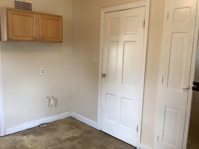 Building Photo - 2 bedroom single family home with off stre...