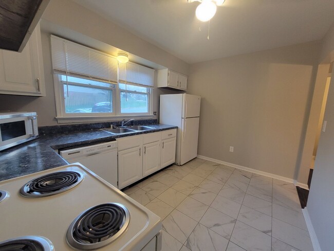 Large, beautifully updated kitchen - 122 Kings Mill Dr