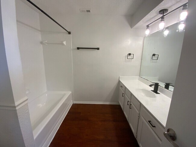 Foto del edificio - 9524 Woodvale-
