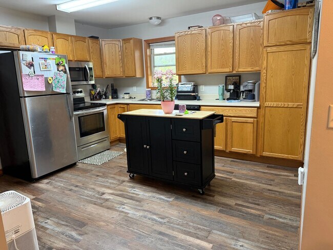 Foto del edificio - Spacious 3BR Duplex with Finished Basement & 2-Car Garage in Otsego